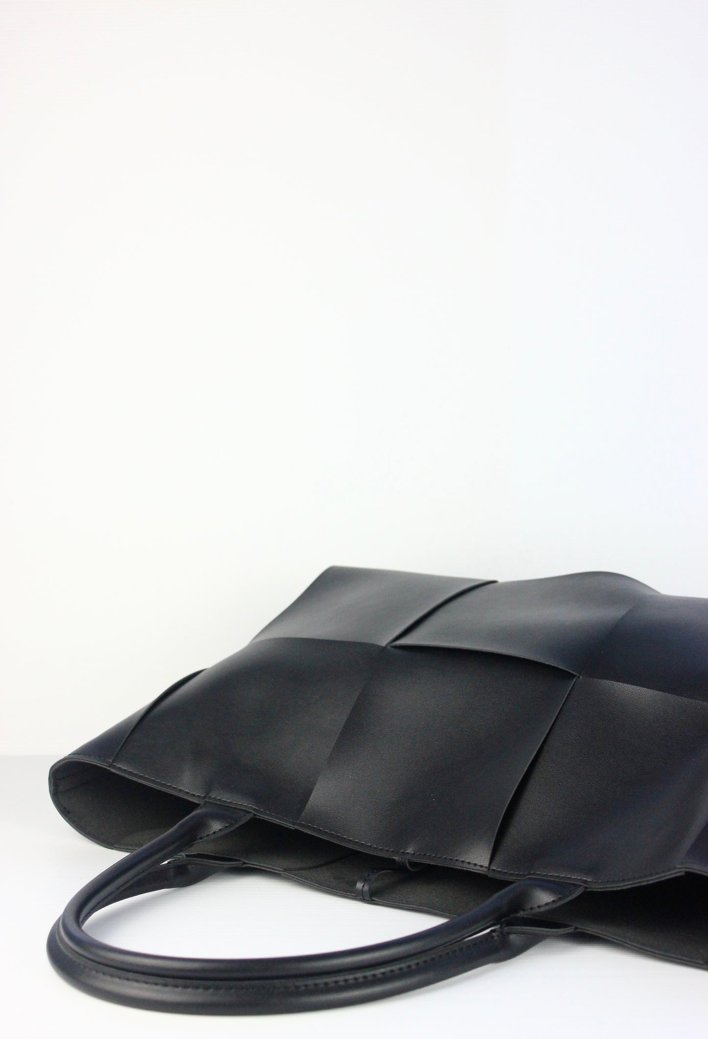 NEW! Iscah Tote Bag in Black