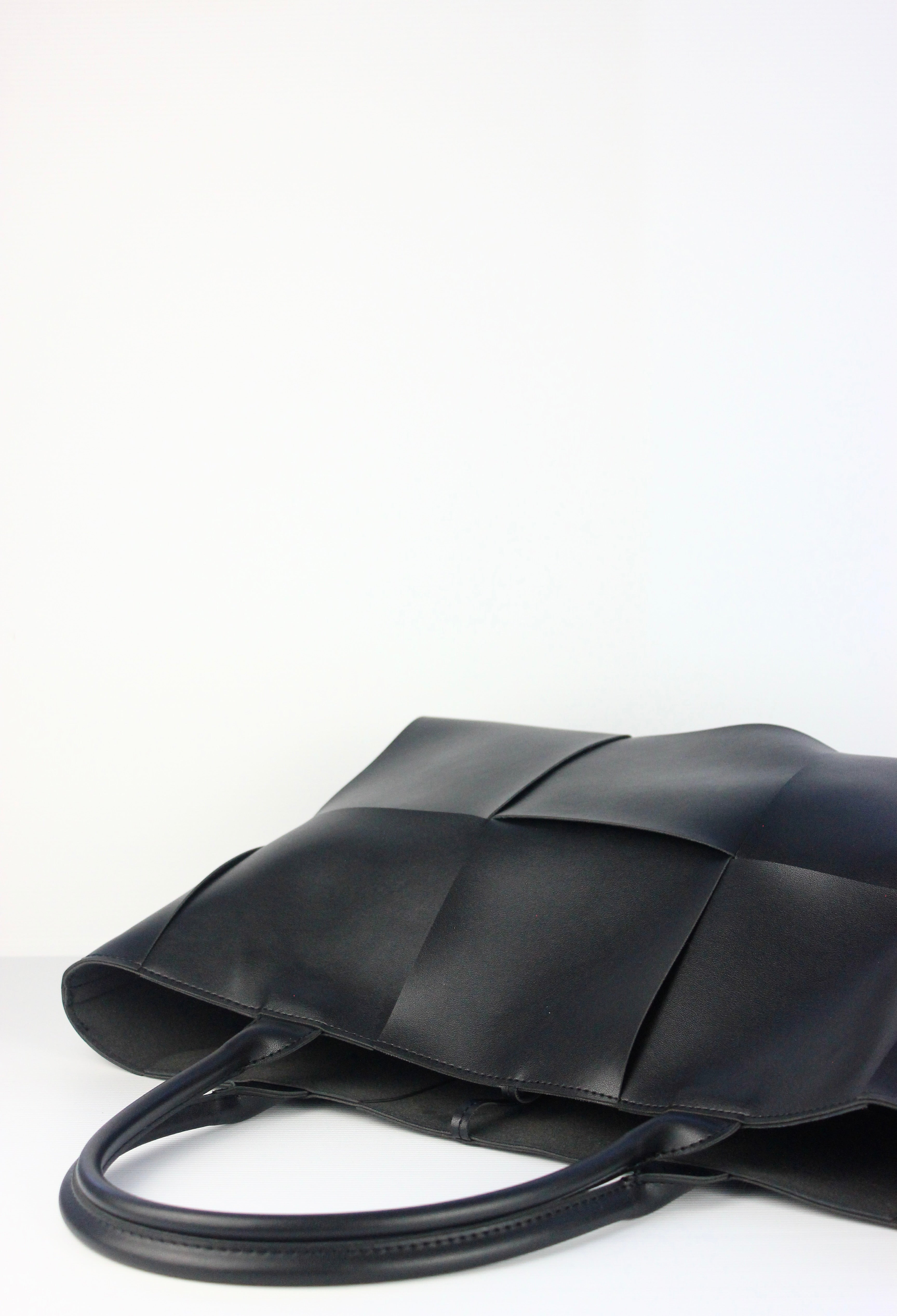 NEW! Iscah Tote Bag in Black