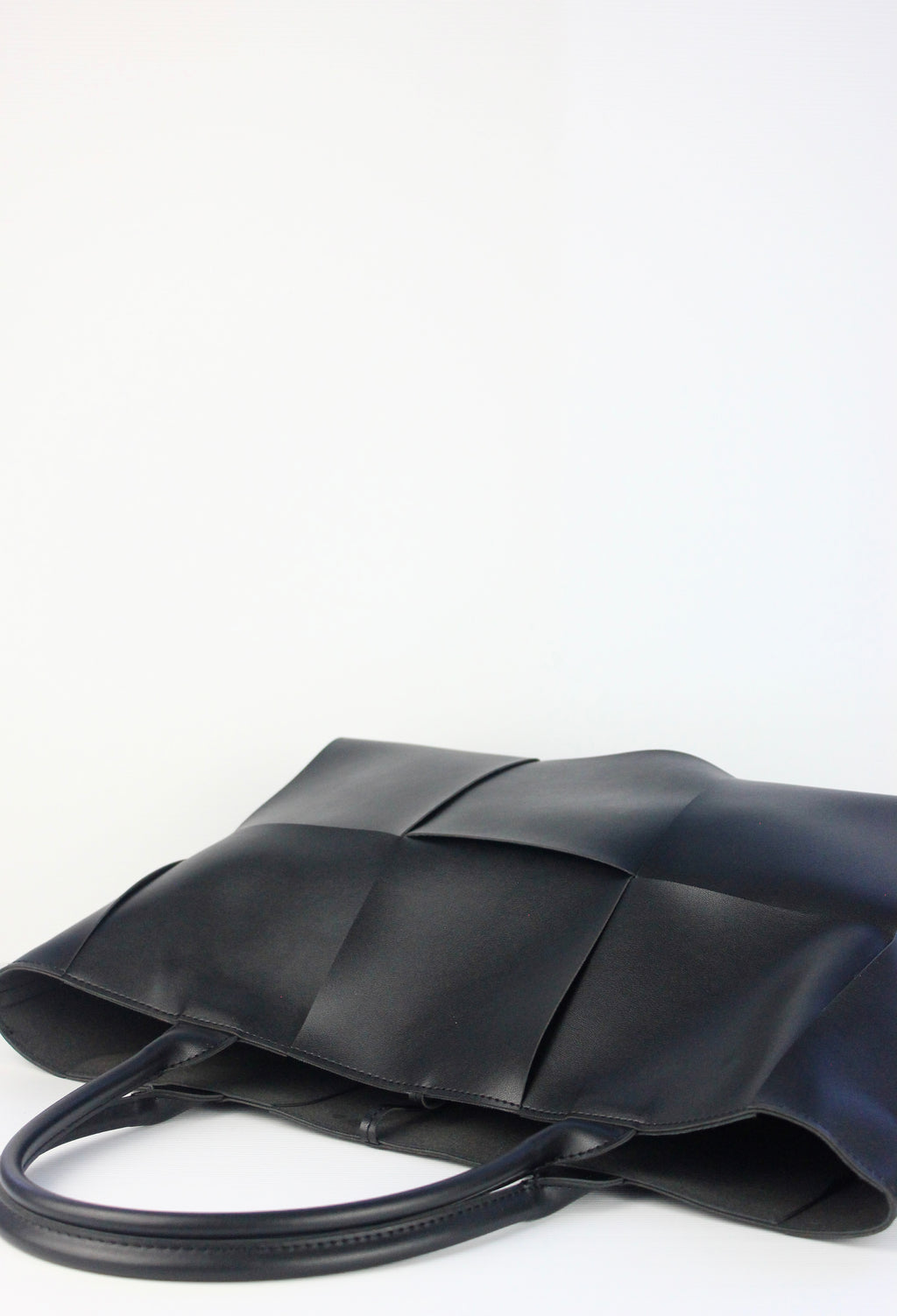 NEW! Iscah Tote Bag in Black
